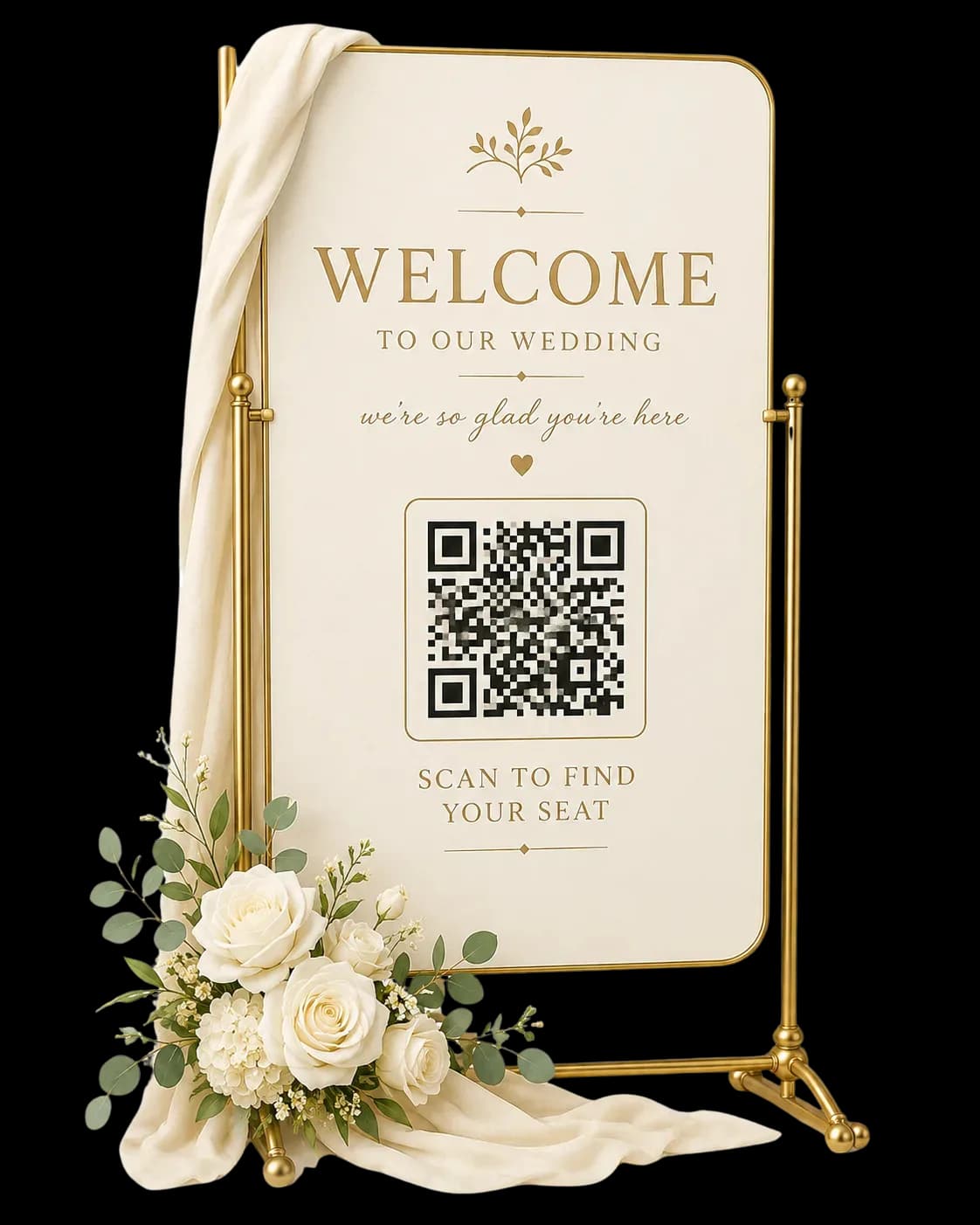 Ein glänzendes cremefarbenes Hochzeits-Willkommensschild mit gedrucktem QR-Code auf einem goldenen Ständer in einer kerzenbeleuchteten Location, umgeben von weißen Rosen